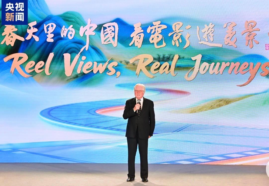 تكريم رئيس مهرجان القاهرة السينمائي في كرنفال ثقافة السينما بالصين